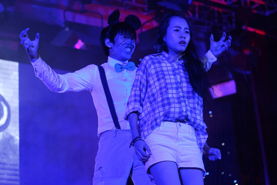 Xuyên suốt đêm nhạc hội là vở kịch do các sinh viên khoa Báo chí của trường thể hiện. (Ảnh Minh Sơn/Vietnam+)