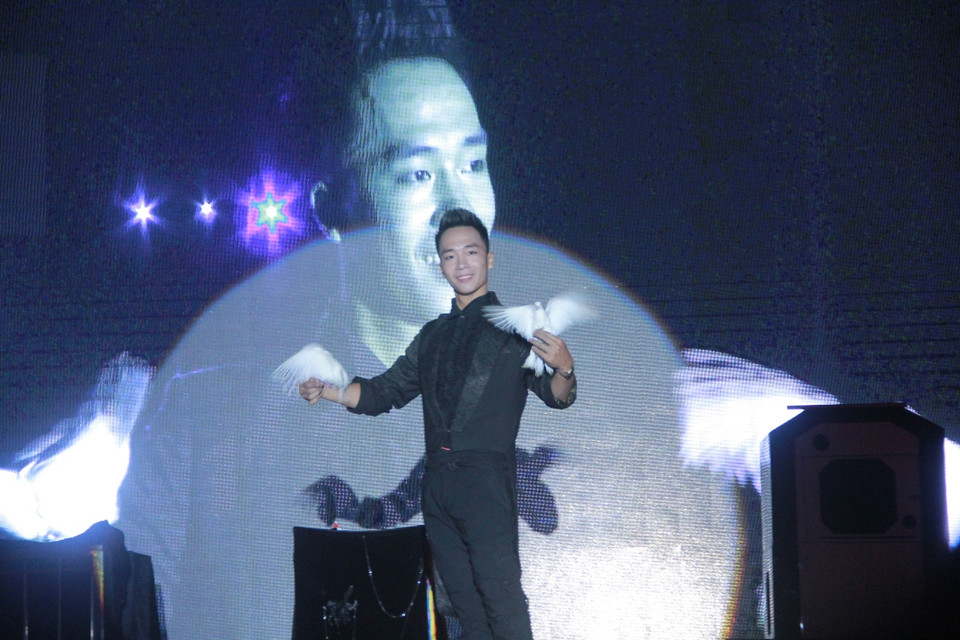 Ảo thuật gia Nam Nie cuốn hút với những màn ảo thuật hết sức điêu luyện. (Ảnh Minh Sơn/Vietnam+)