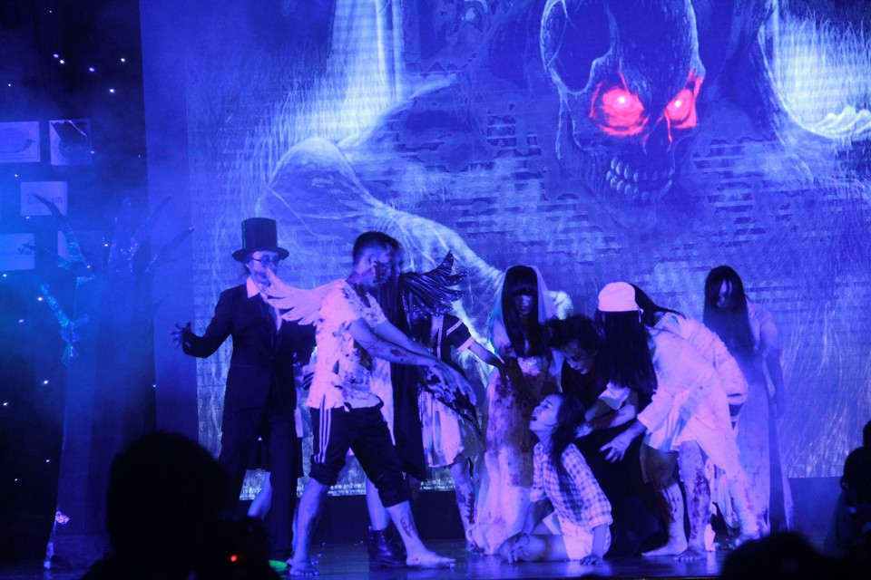 Nội dung kịch bản xoay quanh mâu thuẫn những học sinh trong trường. Một Thủy Tiên xinh đẹp nhưng kiêu ngạo không biết trân trọng người khác. Một Kiều Linh hiền lành, xinh xắn, biết cảm thông. (Ảnh Minh Sơn/Vietnam+)