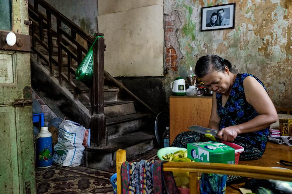 Bà cho biết bà cùng 6 hộ dân nơi đây luôn phải sống trong tình trạng ẩm thấp, khó chịu, mọi sinh hoạt tắm giặt, vệ sinh đều phải chung nhau. (Ảnh: Minh Sơn/Vietnam+)