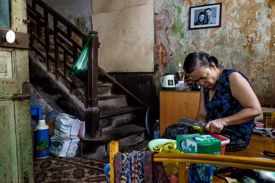 Bà cho biết bà cùng 6 hộ dân nơi đây luôn phải sống trong tình trạng ẩm thấp, khó chịu, mọi sinh hoạt tắm giặt, vệ sinh đều phải chung nhau. (Ảnh: Minh Sơn/Vietnam+)