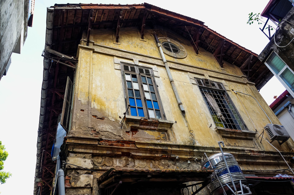 Ngôi nhà trên số 70 Ngô Quyền (Hoàn Kiếm, Hà Nội) được xây từ năm 1888 nhìn cũng không khá khẩm hơn là bao. (Ảnh: Minh Sơn/Vietnam+)