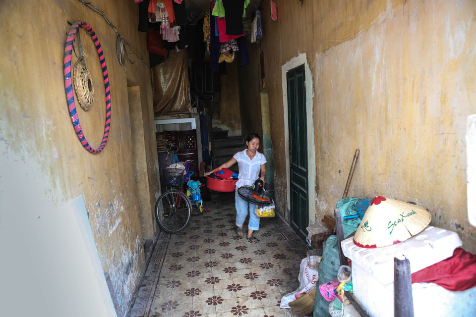 Bà Nga cho biết khi bà chuyển đến đây từ năm 1967 thì nhà đã nghiêng sẵn và cho đến bây giờ nhà vẫn chưa được tu sửa lần nào. (Ảnh: Minh Sơn/Vietnam+)