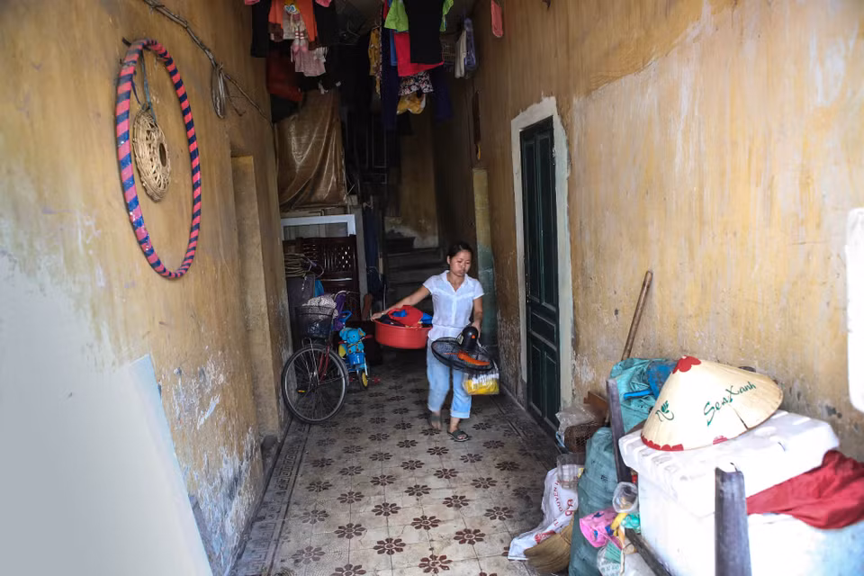 Bà Nga cho biết khi bà chuyển đến đây từ năm 1967 thì nhà đã nghiêng sẵn và cho đến bây giờ nhà vẫn chưa được tu sửa lần nào. (Ảnh: Minh Sơn/Vietnam+)