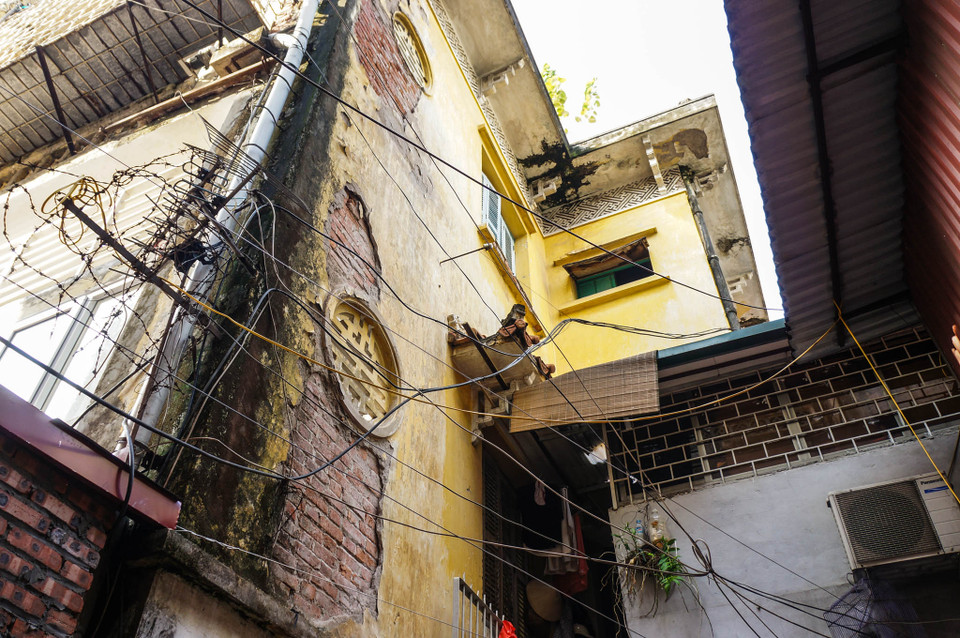 Biệt thự xây trước năm 1954, thuộc diện bảo tồn nhóm 2 nên người dân phải đảm bảo giữ nguyên kiểu dáng kiến trúc bên ngoài. (Ảnh: Minh Sơn/Vietnam+)