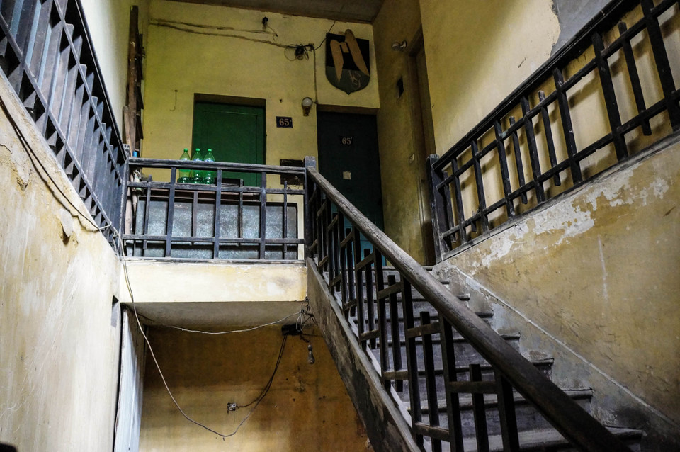 Việc tự ý thay đổi kết cấu khiến ngôi nhà bị xuống cấp nhanh chóng. (Ảnh: Minh Sơn/Vietnam+)