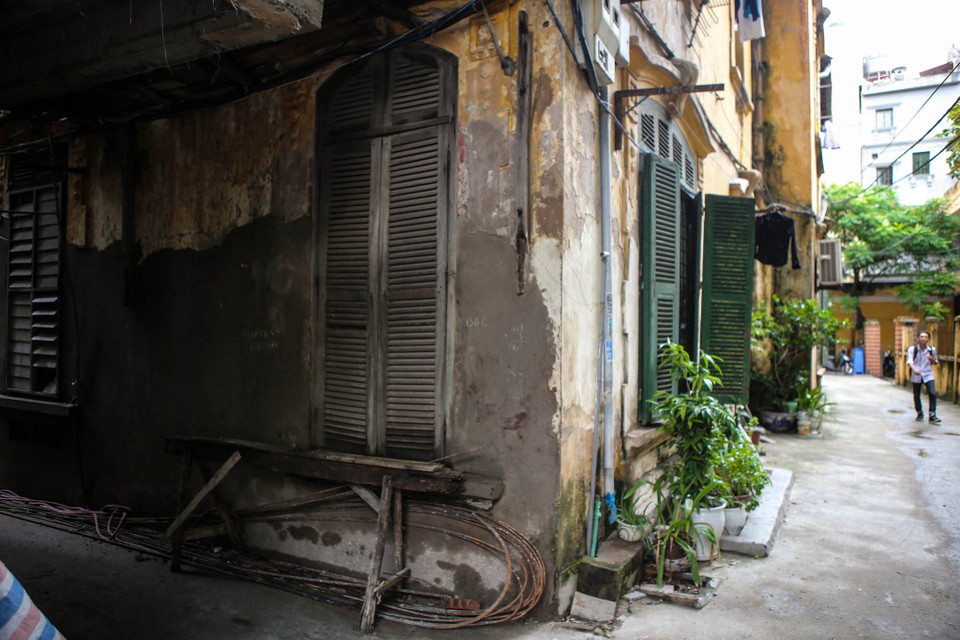 Ngôi nhà này nằm trong diện được bảo tồn nên người dân nơi đây không được cải tạo lại, chỉ được sửa tạm bợ để ‘chống đổ.’(Ảnh: Minh Sơn/Vietnam+)