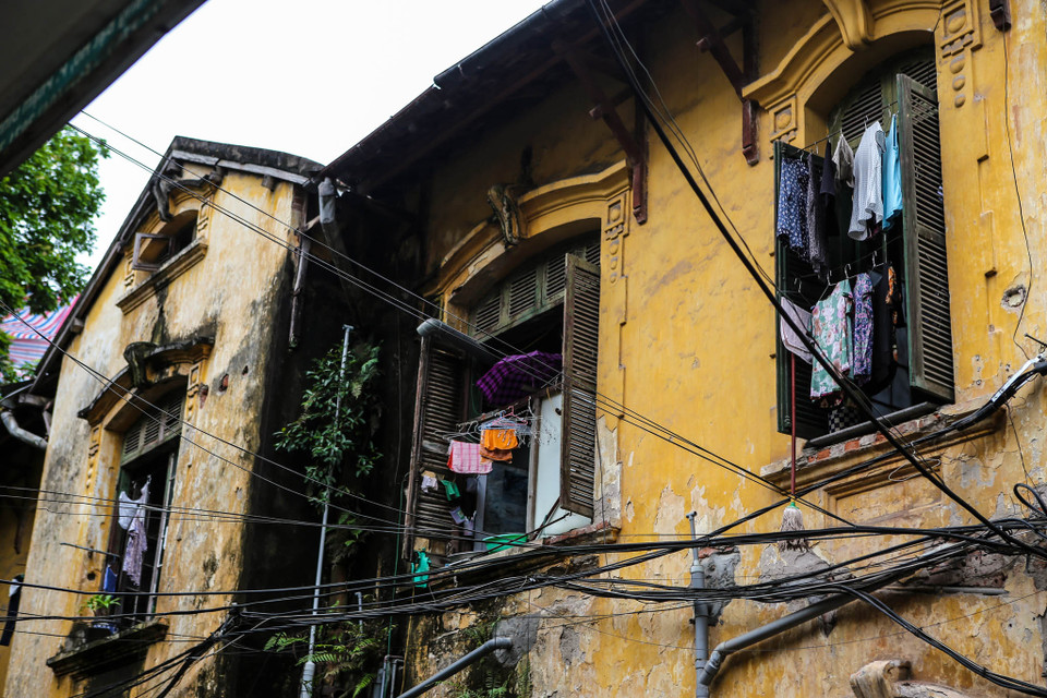 Trải qua hơn 100 năm, ngôi nhà hiện đang xuống cấp nghiêm trọng, tường nhà nứt nẻ, mái ngói bong tróc trực chờ rơi xuống đầu người đi đường. (Ảnh: Minh Sơn/Vietnam+)