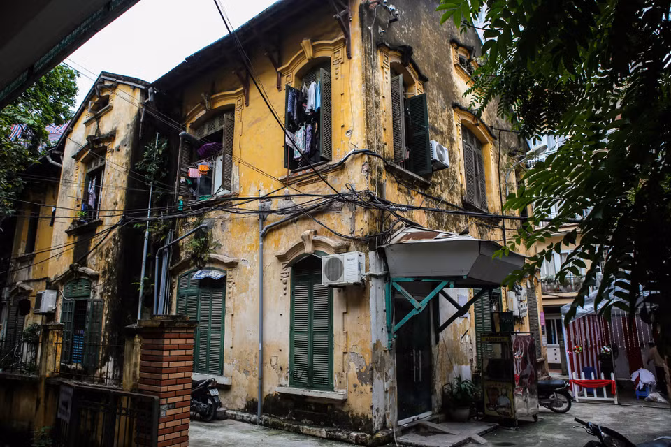 Một căn biệt thự cổ tại số 8 Tăng Bạt Hổ được xây từ năm 1920. Ngôi nhà này rộng 200m2, hiện đang có 17 hộ sinh sống. (Ảnh: Minh Sơn/Vietnam+)
