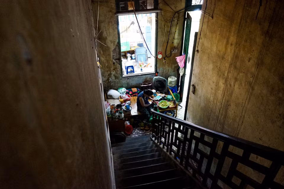 Bà Lê Thị Minh Tâm (60 tuổi) sống ở căn phòng nhỏ hẹp, nhiều năm nay chưa được tu sửa. (Ảnh: Minh Sơn/Vietnam+)
