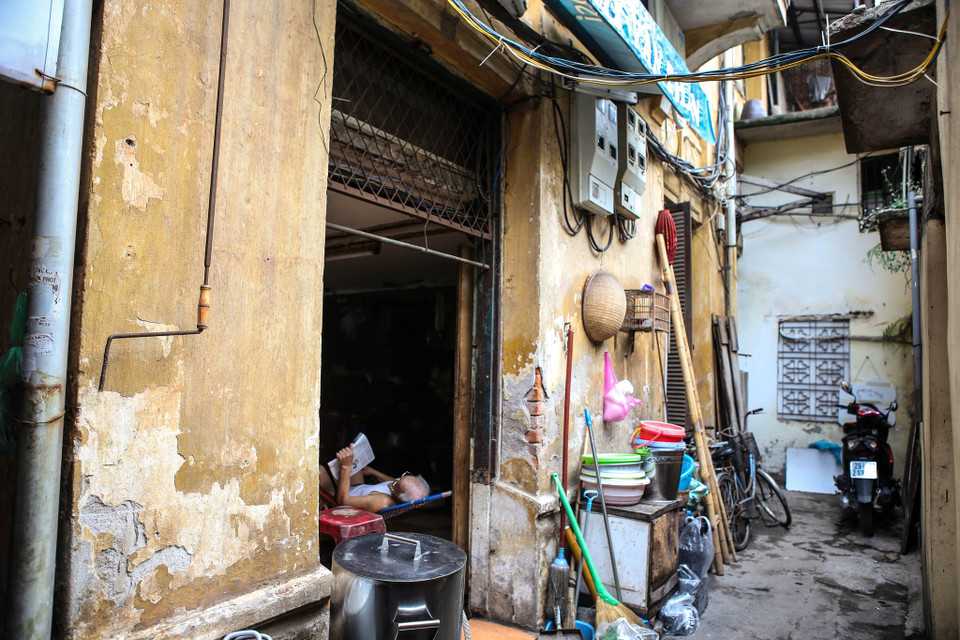 Thế nhưng đấy là kết cấu nhà, còn thực tế cho thấy, những hộ dân nơi đây đang phải chịu cảnh sống nhếch nhác, khổ sở, mỗi khi mưa lớn là nước ngập vào tận trong nhà. (Ảnh: Minh Sơn/Vietnam+)