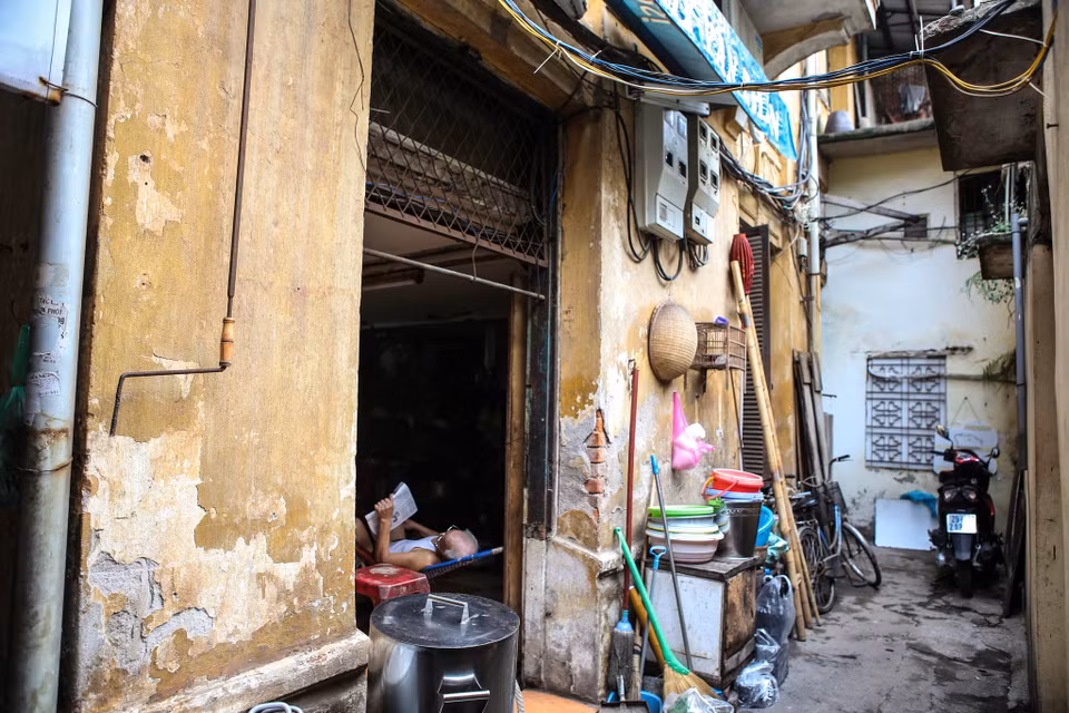 Thế nhưng đấy là kết cấu nhà, còn thực tế cho thấy, những hộ dân nơi đây đang phải chịu cảnh sống nhếch nhác, khổ sở, mỗi khi mưa lớn là nước ngập vào tận trong nhà. (Ảnh: Minh Sơn/Vietnam+)