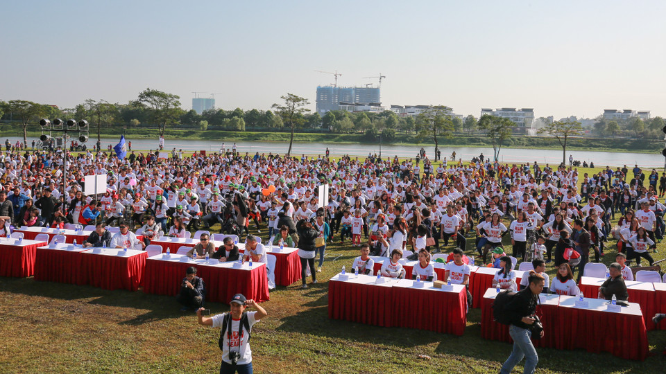 Sáng 6/12 tại công viên Yên Sở, hàng ngàn người dân Thủ đô đã cùng nhau tham gia chương trình “Chạy Vì Trái Tim”. (Ảnh: Minh Sơn/Vietnam+)
