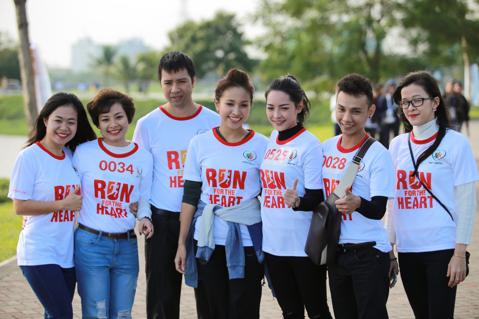 MC Vân Hugo cùng hotgirl phẫu thuật thẩm mỹ Vũ Thanh Quỳnh lặng lẽ tham gia cùng góp sức gây quỹ cho những trẻ em nghèo/ (Ảnh: Minh Sơn/Vietnam+)