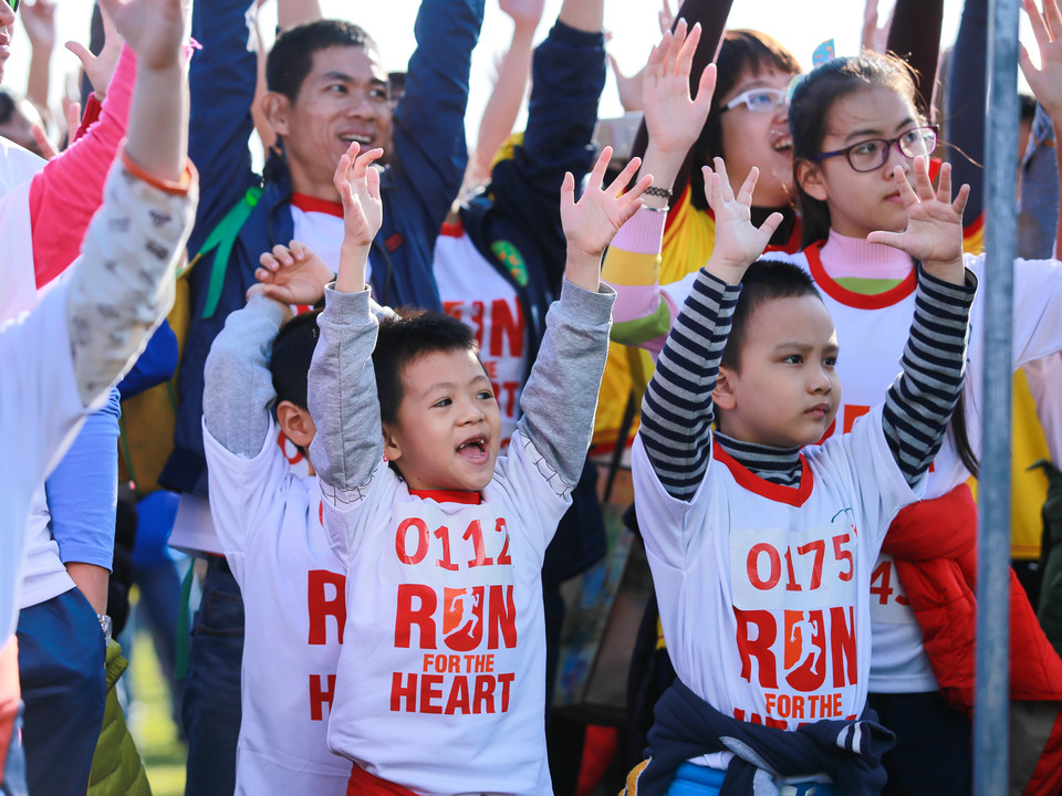 Rất nhiều trẻ em cũng hào hứng tham gia ngày hội từ thiện đầy ý nghĩa này. (Ảnh: Minh Sơn/Vietnam+)