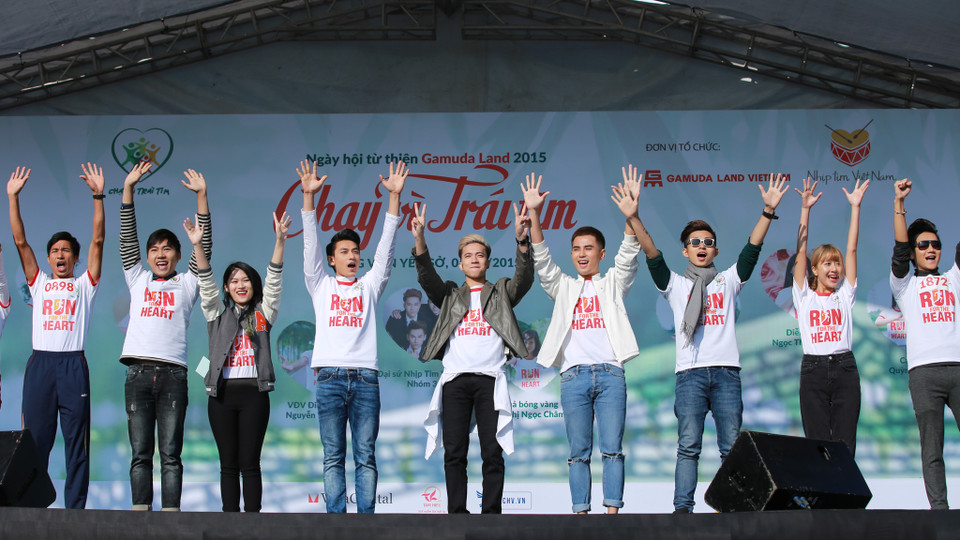 Đặc biệt, nhóm nhạc 365 – Đại sứ Nhịp tim Việt Nam và các khách mời khác như vận động viên Nguyễn Văn Lai, Quả bóng vàng Việt Nam 2008 Ngọc Châm sẽ cùng tham gia chạy cùng người dân. (Ảnh: Minh Sơn/Vietnam+)
