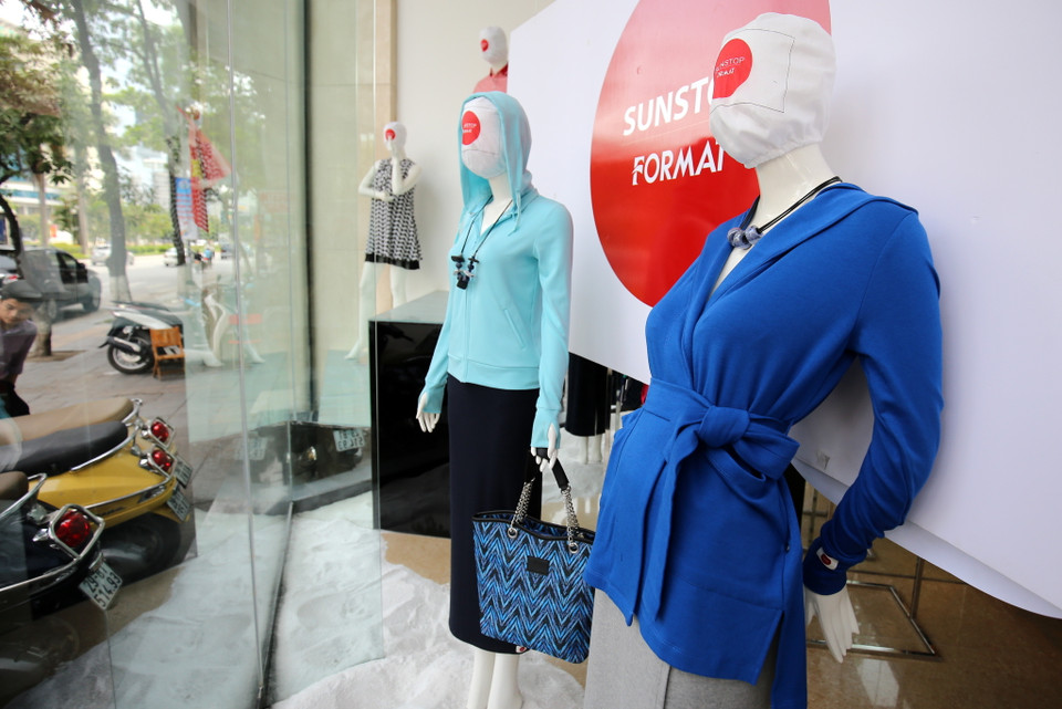 Trong những ngày hè nóng bức, điều các chị em phụ nữ quan tâm không chỉ là mặc những chiếc áo chống nắng thông thường mà còn phải đảm bảo yếu tố sức khỏe. 