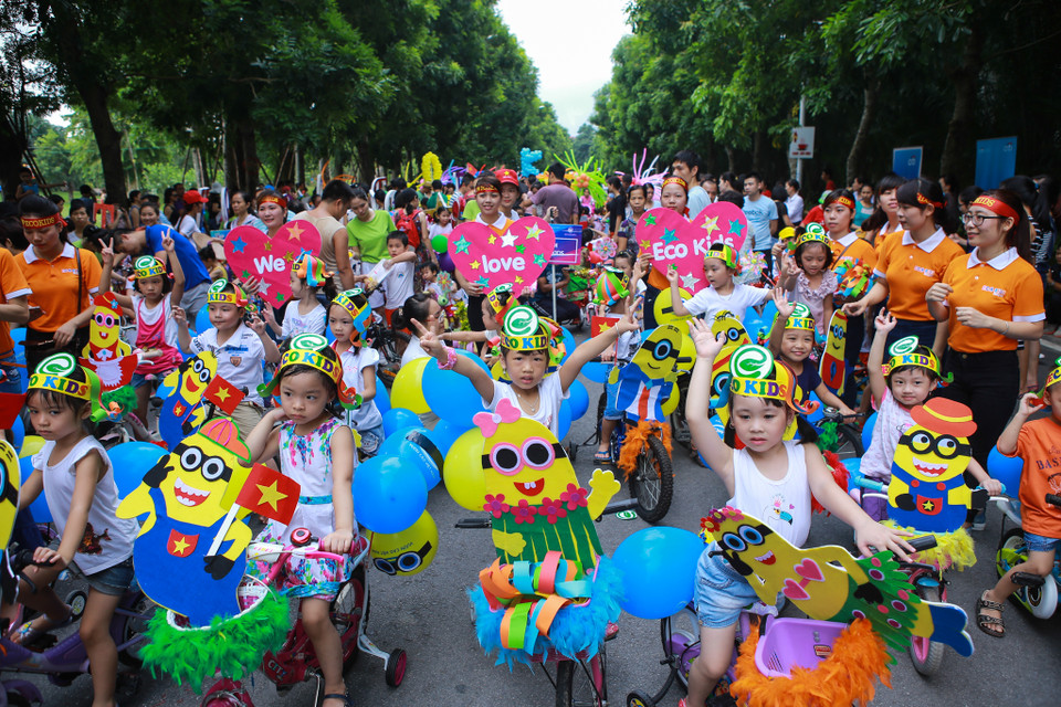Các em nhỏ từ độ tuổi từ 3- 15 đã đạp xe diễu hành xung quanh khu công viên Mùa Hạ. (Ảnh: Minh Sơn/Vietnam+)