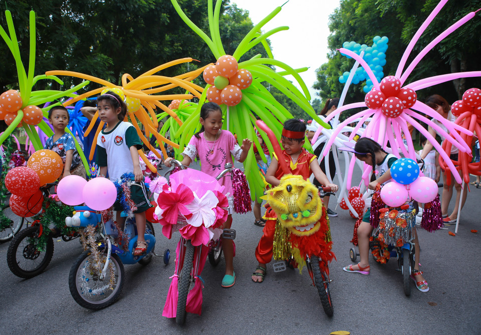 Sáng ngày 26/9, tại khu đô thị Ecopark, hơn 500 trẻ em đã cùng nhau trang trí chiếc xe đạp thành những hình thù ngộ nghĩnh. (Ảnh: Minh Sơn/Vietnam+) 