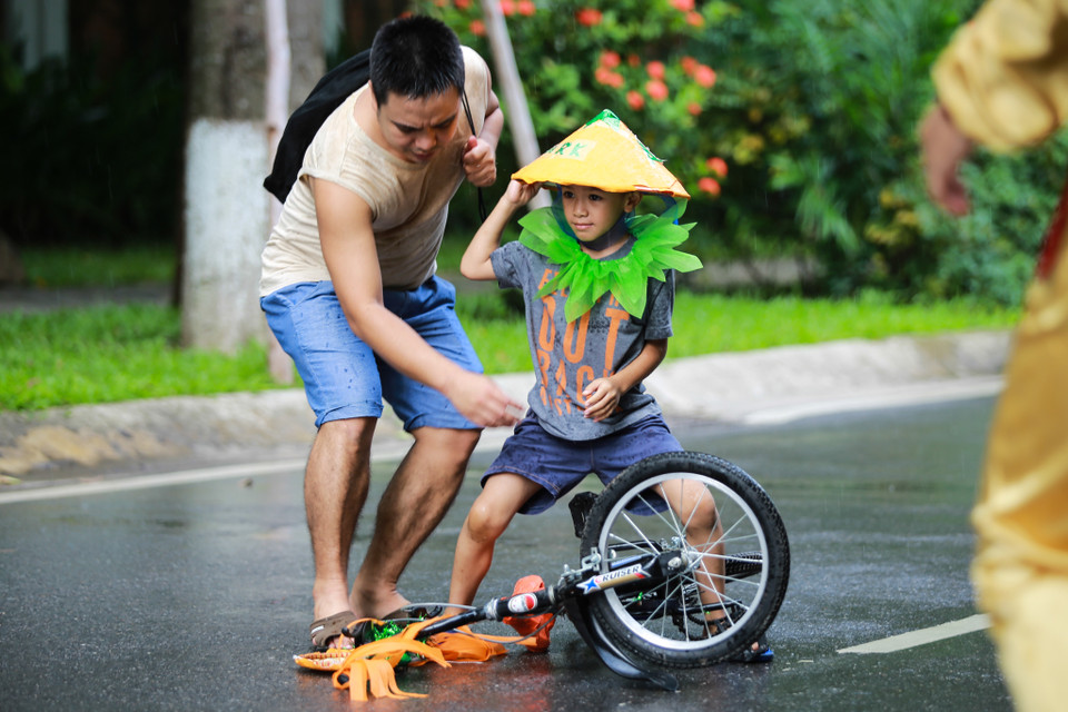 Một số cậu bé đã trượt ngã vì đường trơn đã được bố mình đỡ dậy. 
