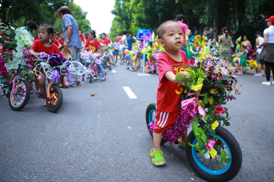 Dù mới 2 tuổi, nhưng cậu bé này vẫn rất ‘hùng dũng’ với chiếc ‘siêu xe’ của mình. (Ảnh: Minh Sơn/Vietnam+)