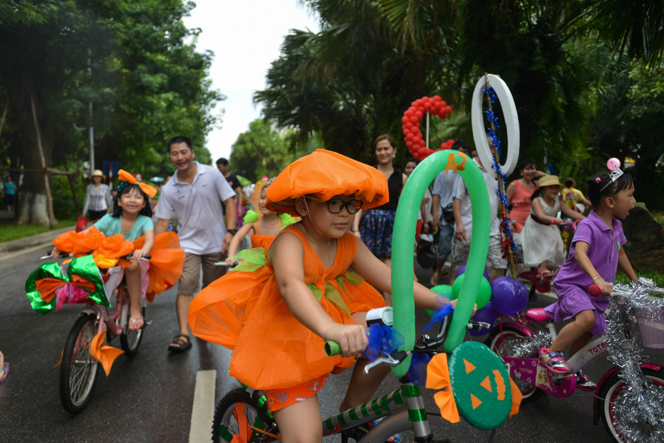 Một cậu bé hóa trang thành quả bí ngô rất tinh nghịch. (Ảnh: Minh Sơn/Vietnam+)