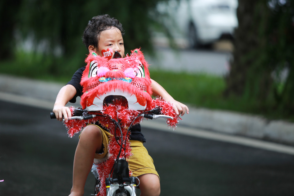 Chiếc xe đạp độc đáo với hình đầu lân, một biểu tượng của dịp Trung Thu. (Ảnh: Minh Sơn/Vietnam+)