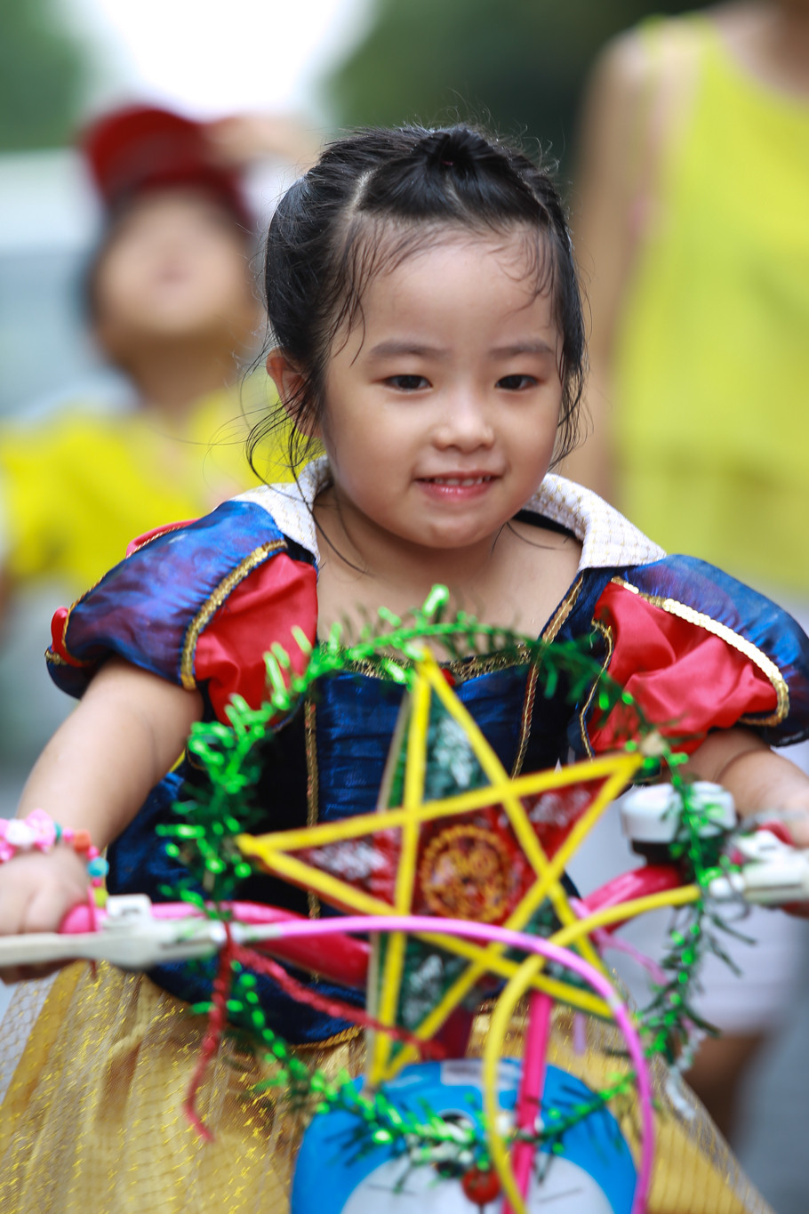 Một cô bé hóa thân thành nàng Bạch Tuyết dễ thương. (Ảnh: Minh Sơn/Vietnam+)