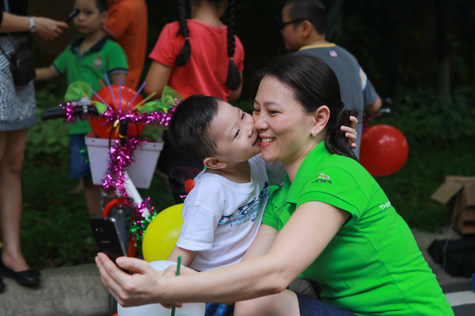 Hai mẹ con cùng chụp ảnh với nhau khi kết thúc chương trình. (Ảnh: Minh Sơn/Vietnam+)