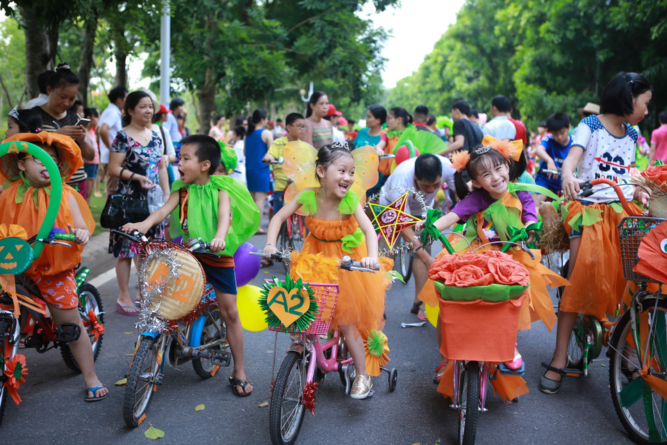 Từ những chiếc xe đạp, xe ba bánh thường ngày, các bé đã thỏa sức sáng tạo, ‘hô biến’ chúng thành các nhân vật yêu thích như bí ngô, siêu nhân hay robot trái cây,…. (Ảnh: Minh Sơn/Vietnam+)