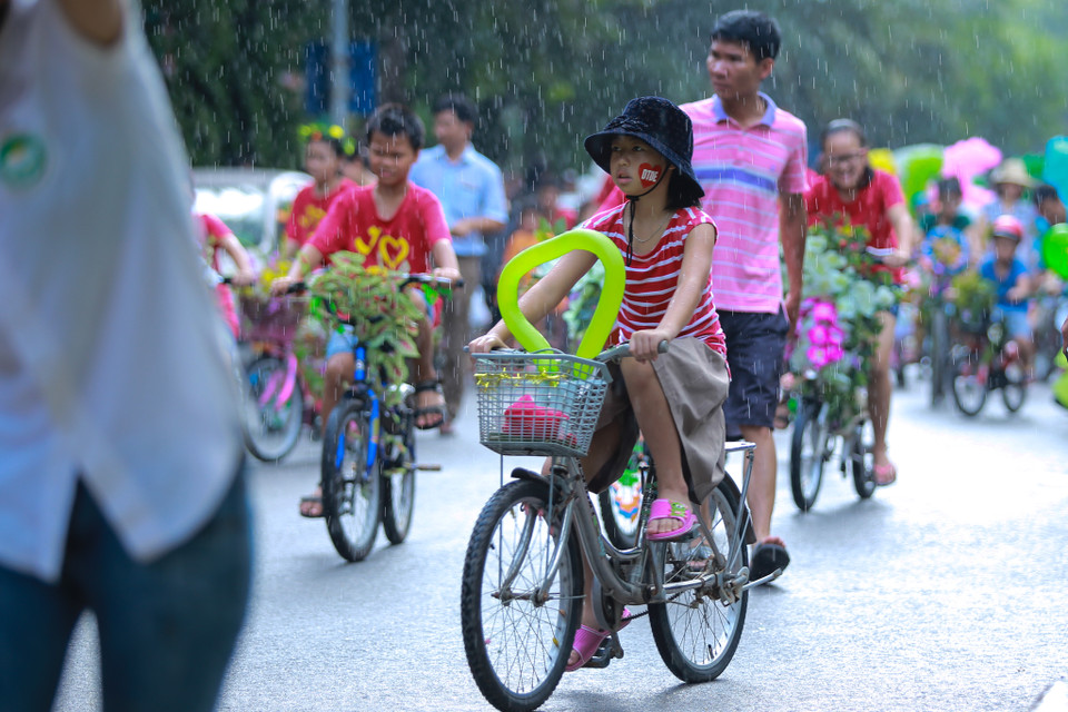 Nhưng nhiều em nhỏ vẫn quyết tâm hoàn thành quãng đường. (Ảnh: Minh Sơn/Vietnam+)
