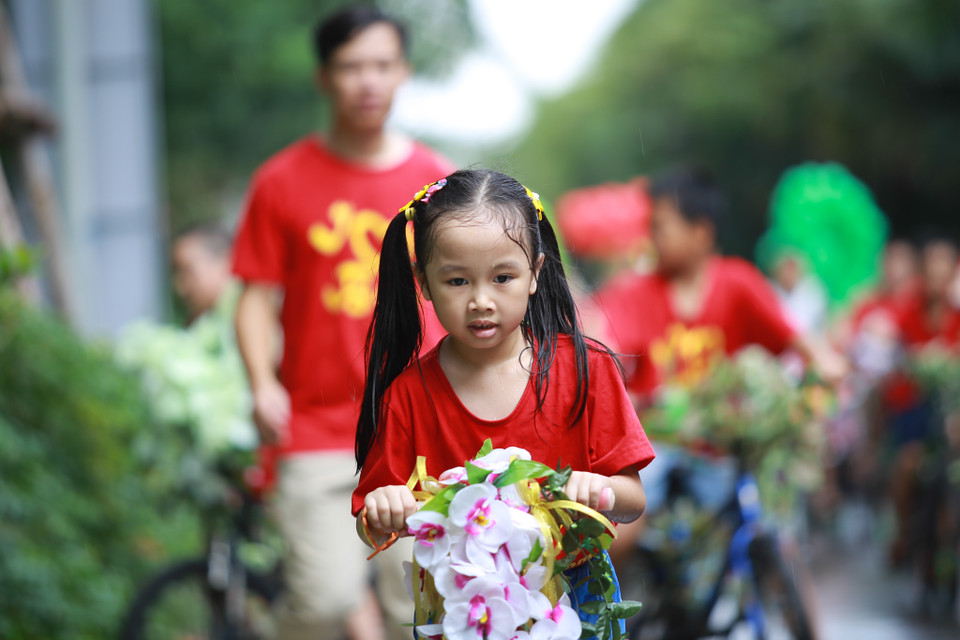 Chị Nguyễn Diệu Linh (Hà Nội) cho biết: ‘Đây là một cơ hội tốt để các cháu tiếp cận thực tế với thiên nhiên, thể hiện tình yêu và ý thức chăm sóc, bảo vệ môi trường thông qua các hoạt động bổ ích trong chương trình.’ (Ảnh: Minh Sơn/Vietnam+)