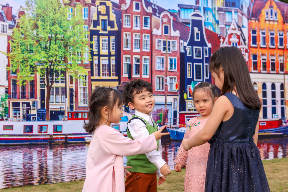 Lễ hội hoa tulip 'Sắc màu Hà Lan' không đơn thuần là một điểm thưởng lãm sắc hoa mà còn là một nơi hẹn hò lý tưởng của những tâm hồn yêu hoa, yêu thiên nhiên và là cơ hội hiếm có cho những ai muốn tìm hiểu thêm về đất nước Hà Lan xinh đẹp. (Ảnh: PV/Vietnam+)