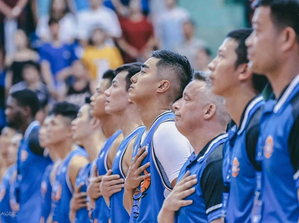 Tối 1/6 tại sân Bách Khoa (Hà Nội) đã diễn ra trận đấu giữa Hanoi Buffaloes với Cantho Catfish, tái hiện lại trận Chung kết VBA 2018. Đây cũng là trận đấu mở màn chính thức cho mùa giải bóng rổ VBA 2019. (Ảnh: Hanoi Buffaloes)