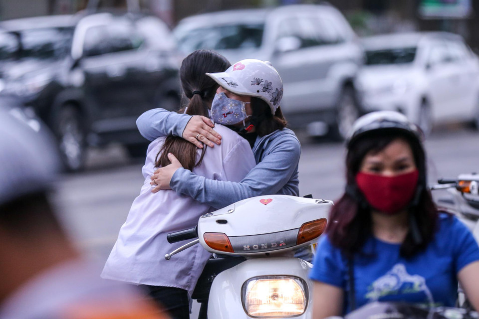 Tại điểm trường Trung học Phổ thông Việt Đức, các học sinh đã có mặt từ sớm tập trung trước cửa phòng thi. Ảnh: PV/Vietnam+)