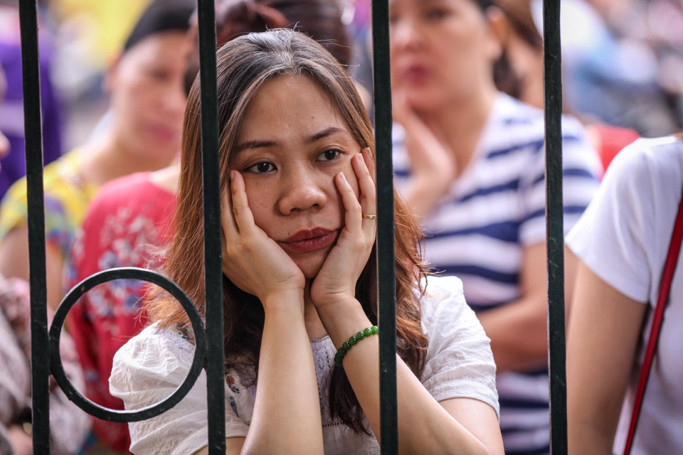 Nhiều phụ huynh tỏ ra lo lắng trước môn thi đầu tiên - Ngữ Văn. (Ảnh: PV/Vietnam+)