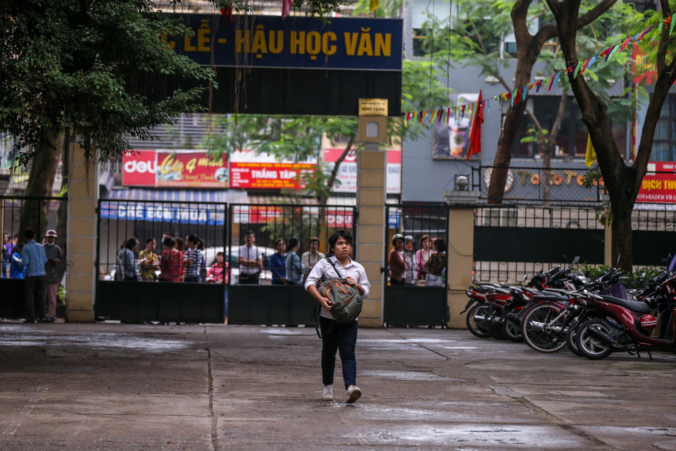 Gần đến giờ làm bài thi, một số thí sinh vẫn đến muộn. (Ảnh: PV/Vietnam+)