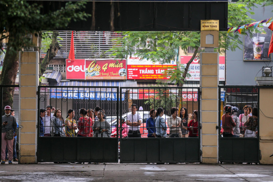 Năm 2019 tại Hà Nội có khoảng 21.400 thí sinh, tương đương khoảng 25% tổng số thí sinh, sẽ bị trượt trong kỳ thi vào lớp 10. Các thí sinh bị trượt sẽ phải theo học tại các trường trung học phổ thông công lập tự chủ tài chính, trường trung học phổ thông ngoài công lập với mức học phí cao hơn, hoặc theo học các trung tâm giáo dục thường xuyên, trường nghề. (Ảnh: PV/Vietnam+)