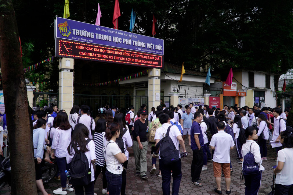 Sáng 2/6, gần 86.000 học sinh Thủ đô bắt đầu dự thi môn đầu tiên của Kỳ thi Tuyển sinh vào lớp 10 Trung học phổ thông năm học 2019-2020, môn Ngữ văn. (Ảnh: PV/Vietnam+)