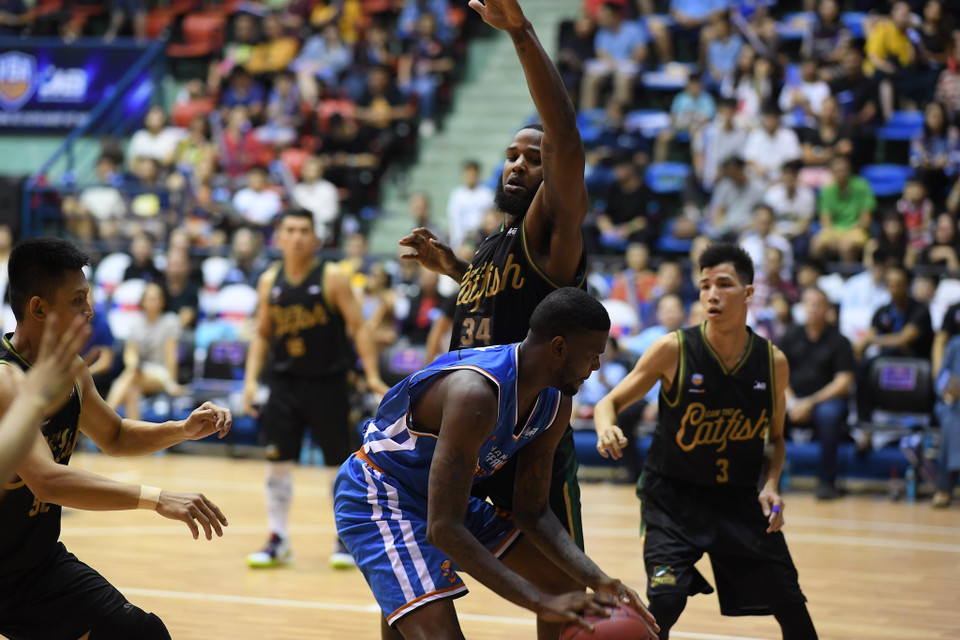 Với quyết tâm giành chiến thắng sau những kết quả không tốt ở Preseason, đội bóng rổ Cantho Catfish đã thi đấu vô cùng bùng nổ sau tiếng còi khai cuộc. (Ảnh: Hanoi Buffaloes)