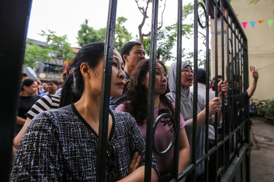 Một số phụ huynh tỏ ra lo lắng khi chưa thấy con mình ra ngoài. (Ảnh: Minh Sơn/Vietnam+)