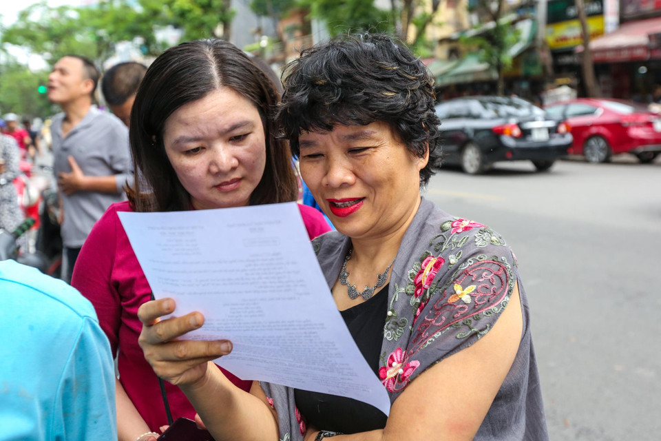 Đề bài gồm 2 phần, phần I yêu cầu thí sinh xác định thể loại, nêu cảm xúc, tâm trạng của nhà thơ và phân tích hiệu quả của phép tu từ trong bài thơ 'Sang thu' của nhà thơ Hữu Thỉnh. (Ảnh: Minh Sơn/Vietnam+)