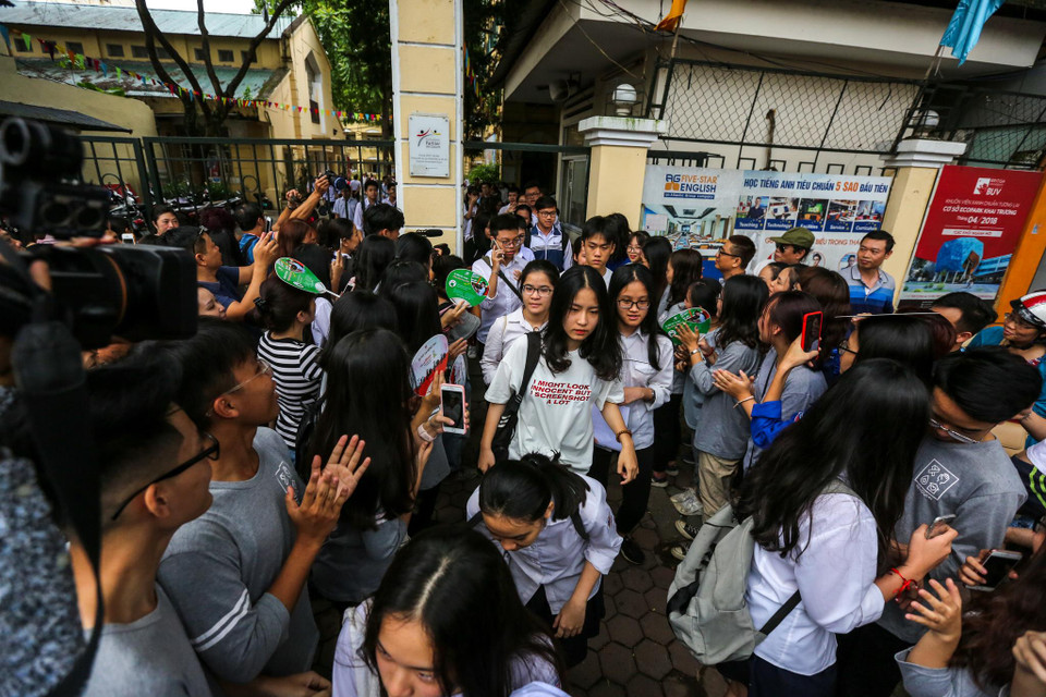 Các thí sinh bước ra ngoài trong sự chào đón của phụ huynh và các anh chị khóa trước. (Ảnh: Minh Sơn/Vietnam+)