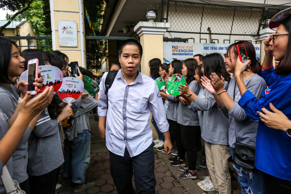 Tại điểm thi trường Trung học Phổ thông Việt Đức, mặc dù đã kết thúc môn thi đầu tiên, nhưng rất lâu sau các thí sinh mới được ra ngoài. (Ảnh: Minh Sơn/Vietnam+)