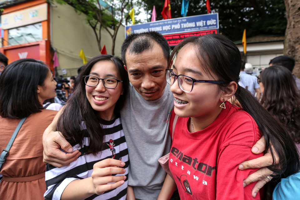 Cảm xúc của các phụ huynh với con em mình sau môn thi đầu tiên. (Ảnh: Minh Sơn/Vietnam+)