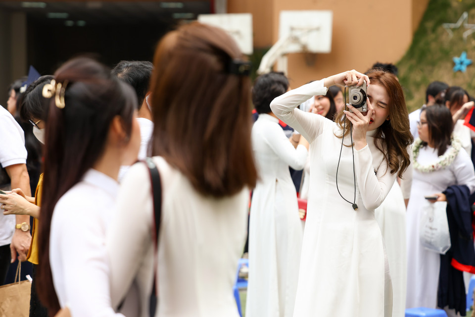 Những nữ sinh lớp 12 trường Marie Curie (quận Nam Từ Liêm, Hà Nội) trong lễ bế giảng năm học 2022-2023, một buổi lễ xúc động, đong đầy cảm xúc với thầy và trò. (Ảnh: Quỳnh Anh/Vietnam+)