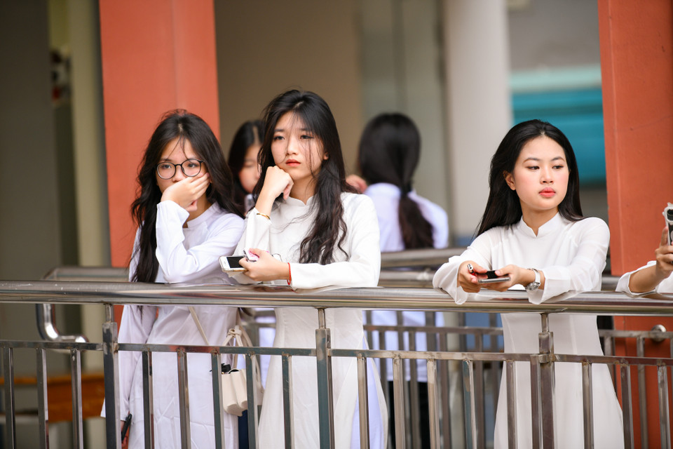 Tại trường Trung học Phổ thông Trương Định (quận Hoàng Mai, Hà Nội) buổi lễ bế giảng diễn ra một cách trang nghiêm nhưng cũng đầy cảm xúc. Mỗi người mang trong mình nhiều tâm trạng khác nhau vì sắp phải kết thúc quãng thời gian đẹp nhất đời người. (Ảnh: Quỳnh Anh/Vietnam+)