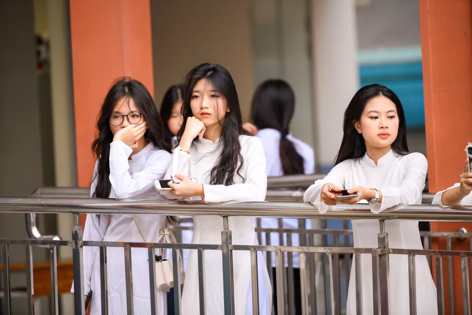 Tại trường Trung học Phổ thông Trương Định (quận Hoàng Mai, Hà Nội) buổi lễ bế giảng diễn ra một cách trang nghiêm nhưng cũng đầy cảm xúc. Mỗi người mang trong mình nhiều tâm trạng khác nhau vì sắp phải kết thúc quãng thời gian đẹp nhất đời người. (Ảnh: Quỳnh Anh/Vietnam+)