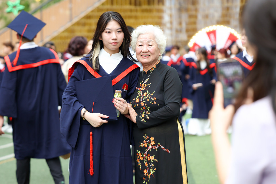 Nguyễn Phương Minh, một học sinh lớp 12 cảm thấy đầy hạnh phúc khi được bà nội cùng bố mẹ đến dự lễ bế giảng. (Ảnh: Quỳnh Anh/Vietnam+)