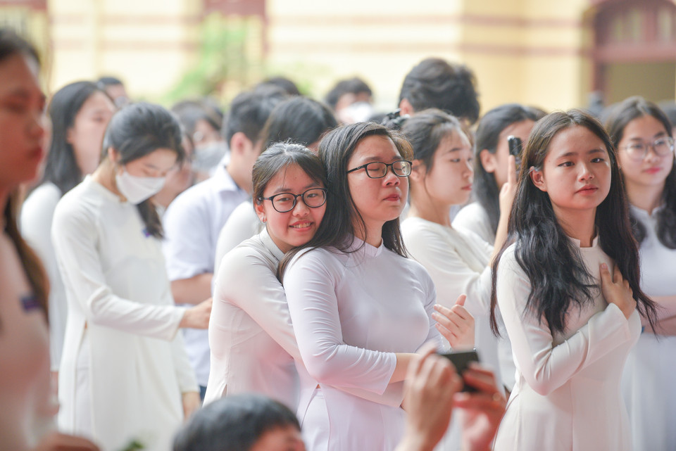 Các bạn nữ lớp 12 diện tà áo dài trắng duyên dáng. Lễ bế giảng cũng là ngày cuối cùng các em đứng trên sân mái trường phổ thông với tư cách học trò. (Ảnh: Quỳnh Anh/Vietnam+)